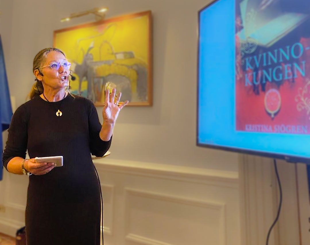 Kristina Sjögren framträder på svenska ambassaden i Rom.